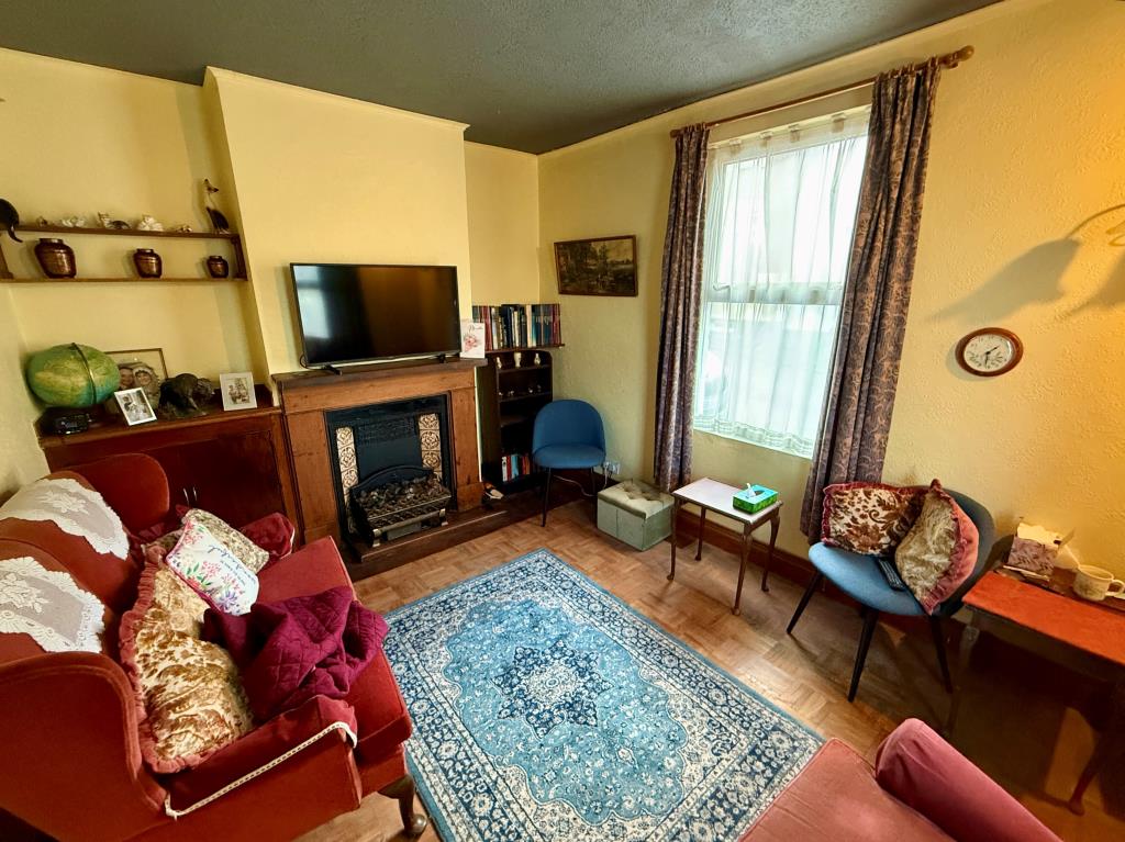 Lot: 141 - VACANT PAIR OF FLATS FOR REFURBISHMENT - Maisonette living room